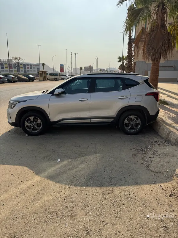 side view of 2025 Kia Seltos