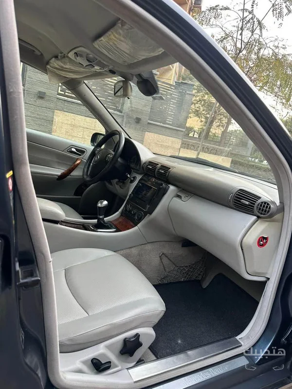 Interior view of 2004 Mercedes-Benz C180