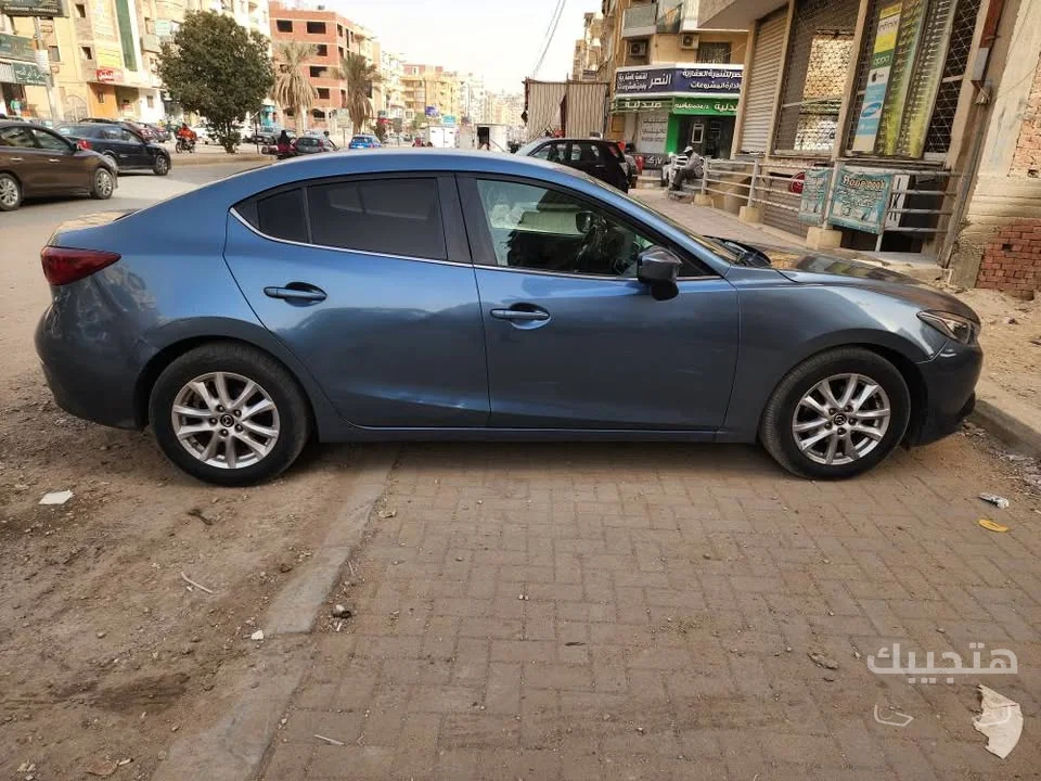 منظر جانبي لسيارة مازدا مازدا 3 موديل 2017