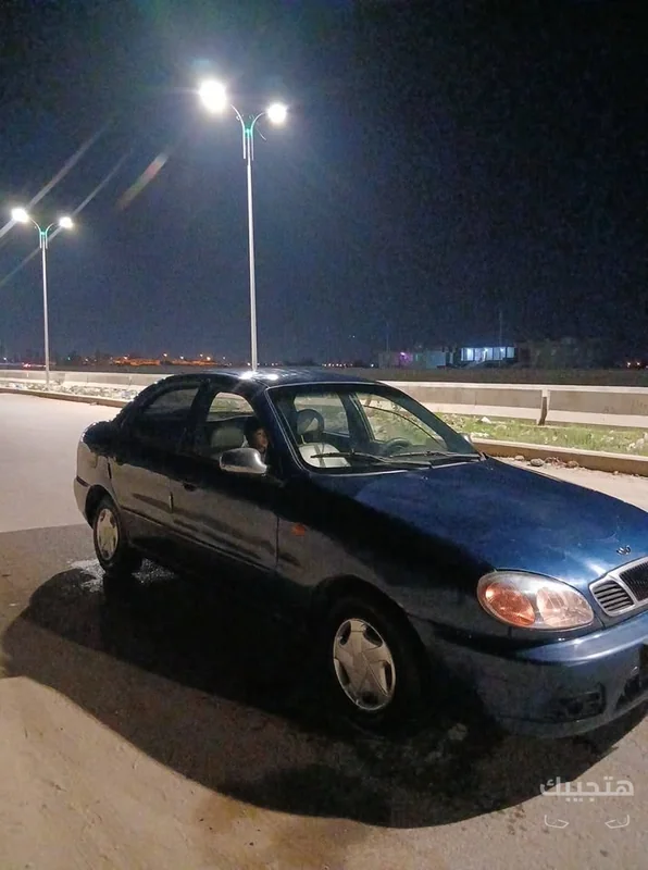 Front and side view of 2001 Daewoo Lanos