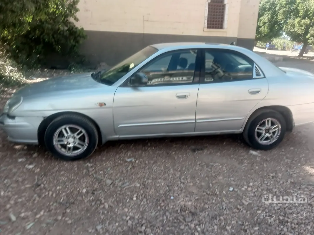 side view of 2005 Daewoo Nubira 2