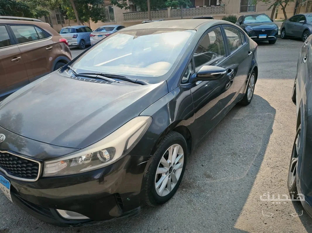 Front and side view of 2018 Kia Cerato
