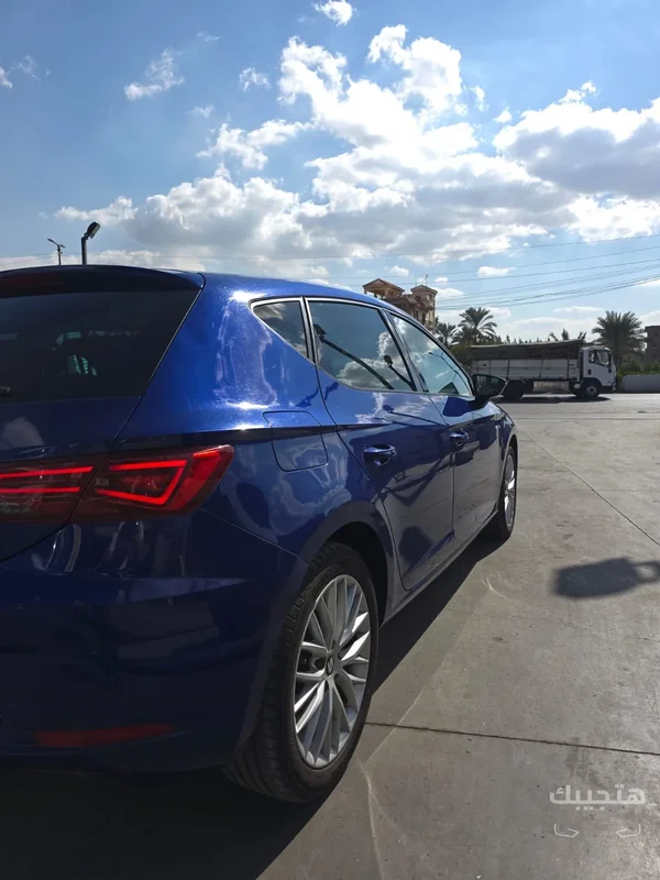 Rear and side view of 2018 SEAT Leon