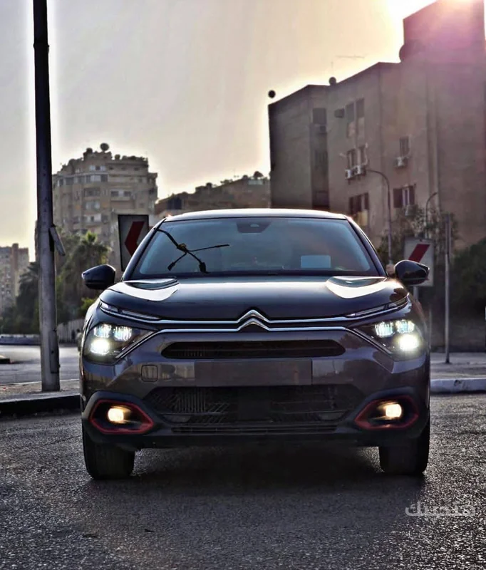 Front view of 2024 Citroën C4