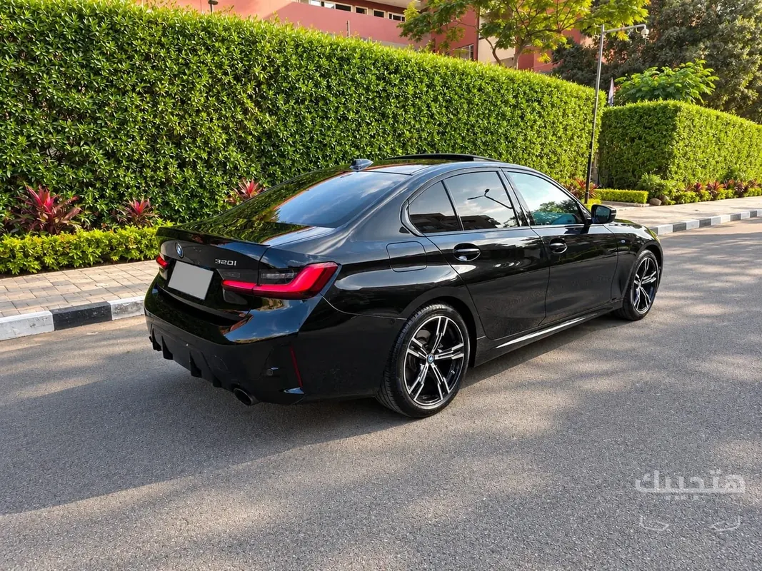 side and rear view of 2024 BMW 320i