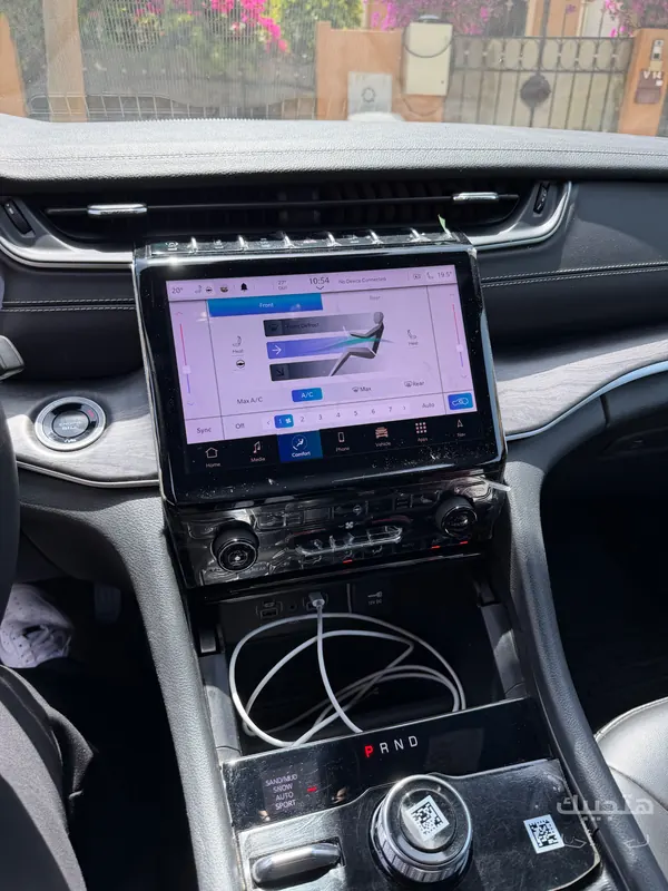 Interior view of 2025 Jeep Grand Cherokee
