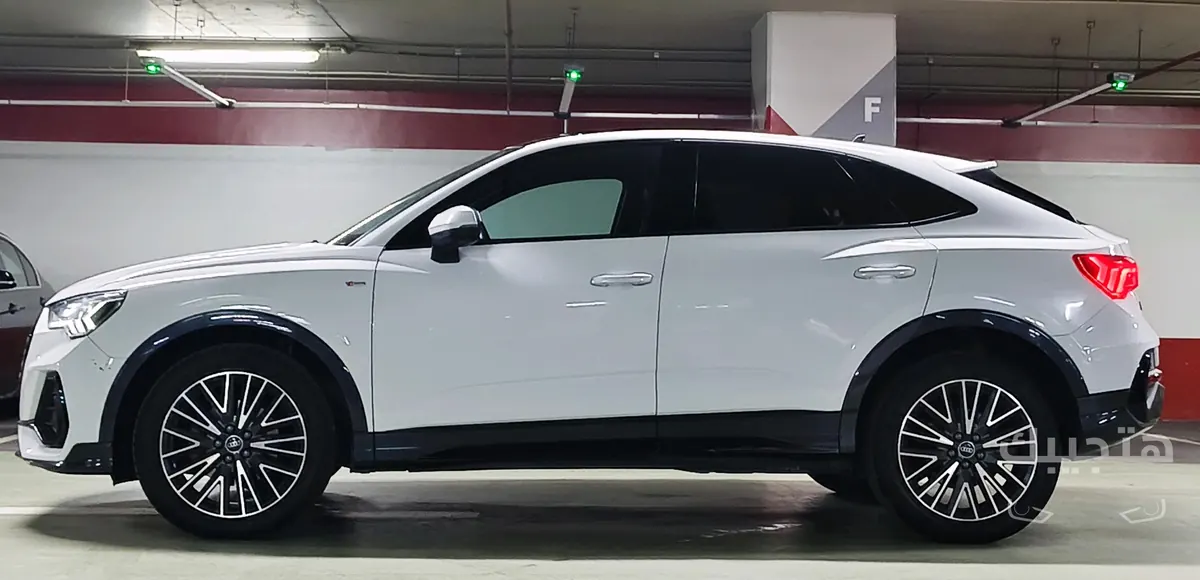 side view of 2024 Audi Q3