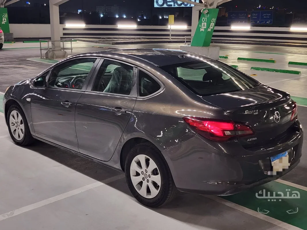 side and rear view of 2016 Opel Astra