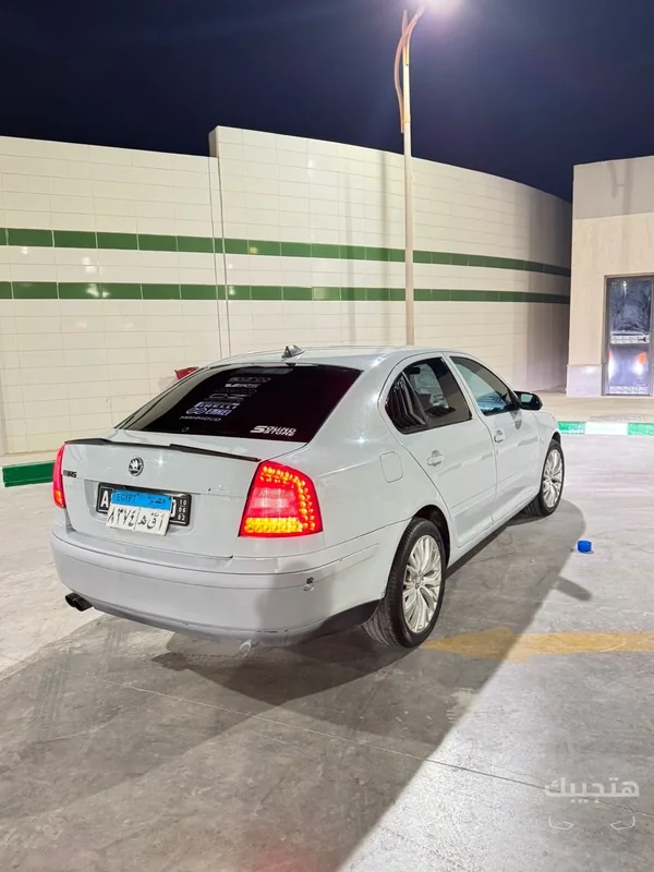 منظر خلفي وجانبي لسيارة سكودا أوكتافيا موديل 2006
