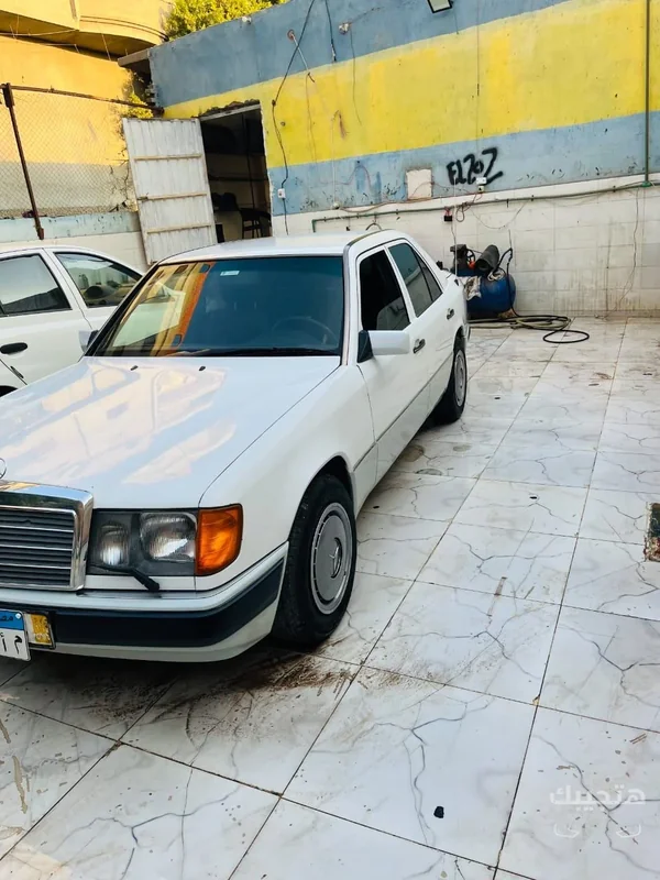 Front and side view of 1990 Mercedes-Benz E200