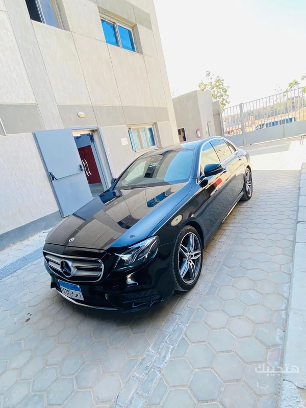 منظر أمامي وجانبي لسيارة مرسيدس بنز إي 350 موديل 2020
