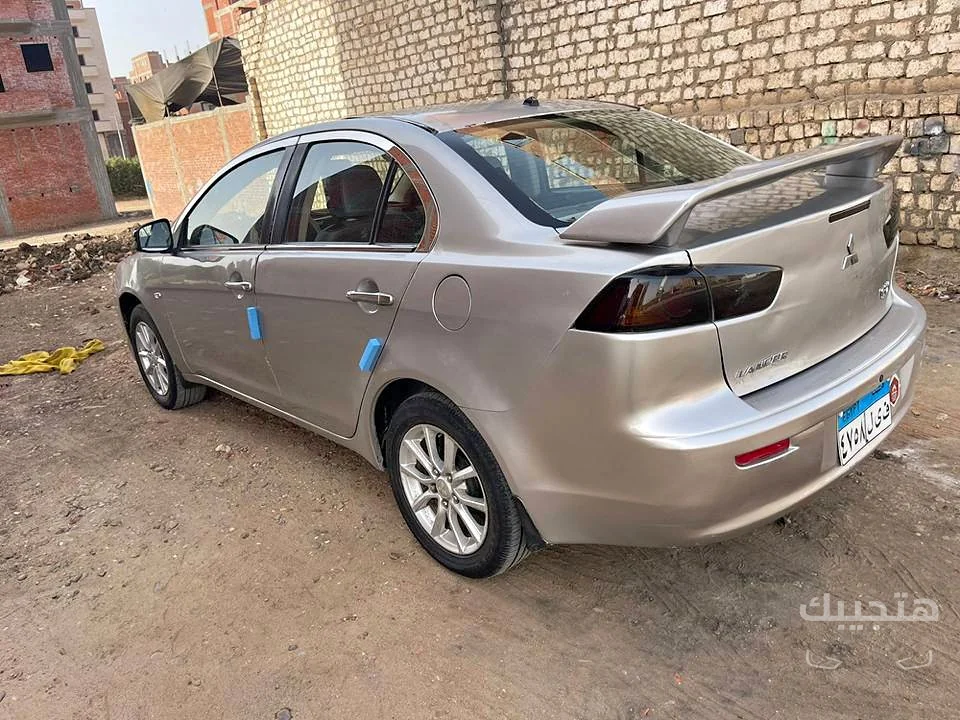 منظر جانبي لسيارة ميتسوبيشي لانسر موديل 2016
