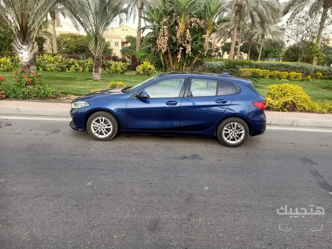 منظر جانبي وأمامي وخلفي لسيارة بي إم دبليو 118 موديل 2021