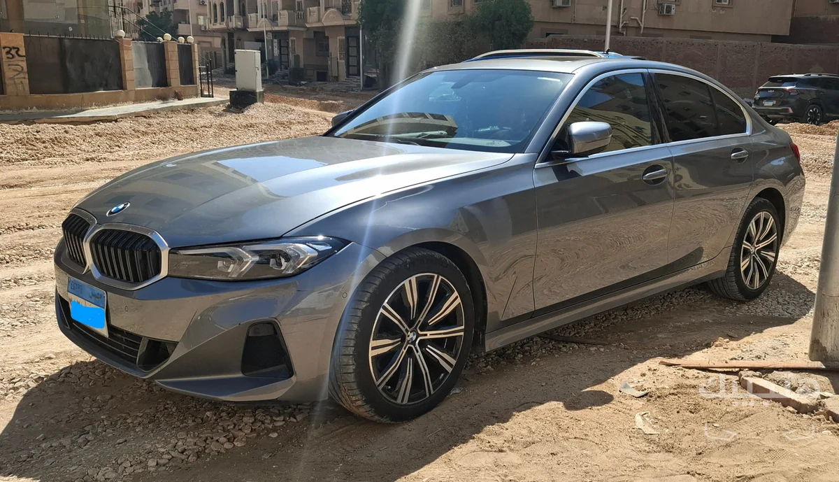 Front and side view of 2024 BMW 320i