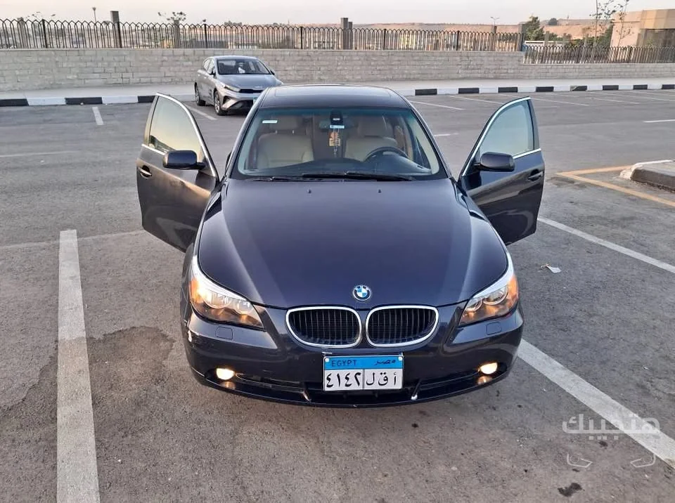 منظر أمامي لسيارة بي إم دبليو 525آي موديل 2007