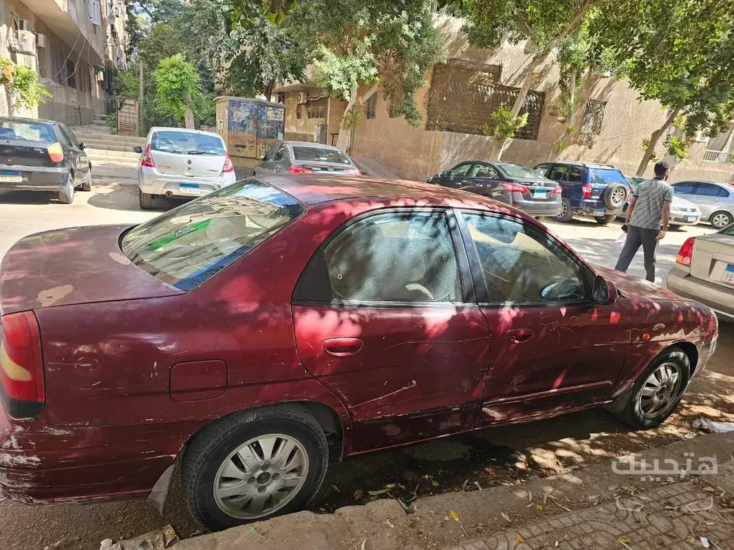 side and rear view of 2004 Daewoo Nubira 2