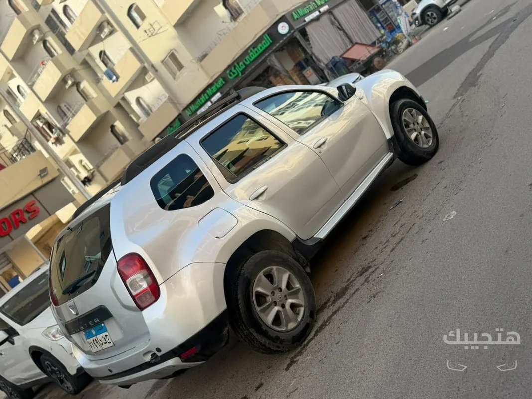 side and rear view of 2016 Renault Duster