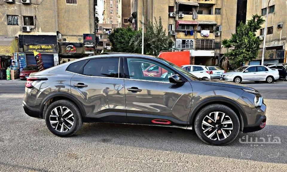 side view of 2024 Citroën C4
