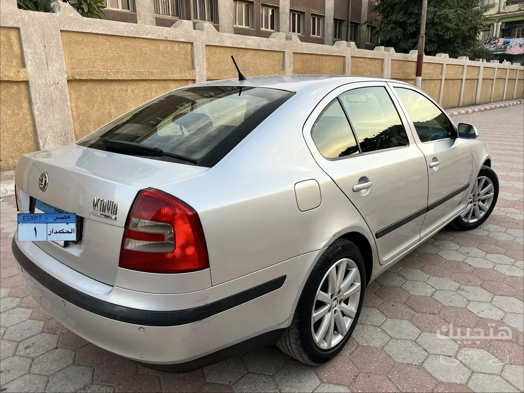 منظر خلفي وجانبي وداخلي لسيارة سكودا أوكتافيا موديل 2005