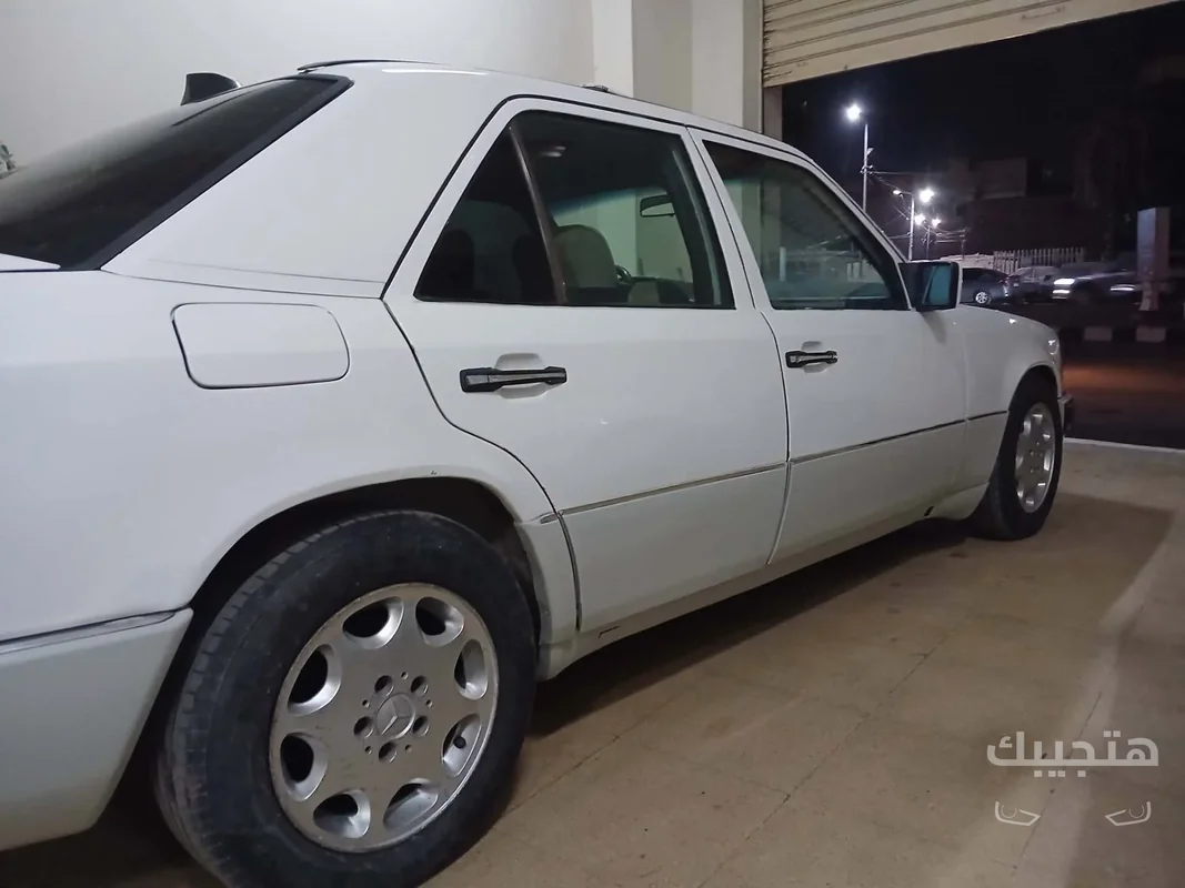 side view of 1990 Mercedes-Benz E200