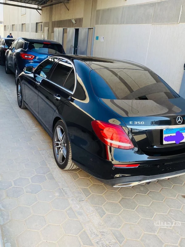 منظر جانبي وخلفي وللصندوق الخلفي لسيارة مرسيدس بنز إي 350 موديل 2020