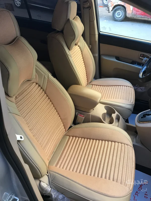 Interior view of 2011 Kia Carens