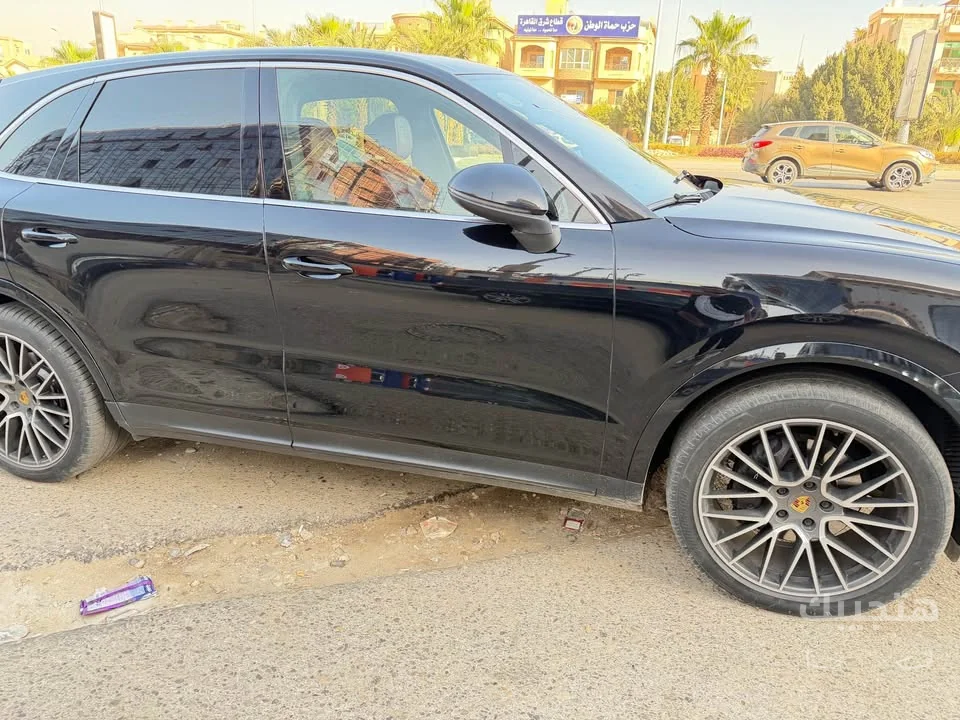side view of 2021 Porsche Cayenne