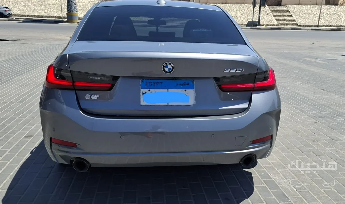 منظر خلفي لسيارة بي إم دبليو 320آي موديل 2024