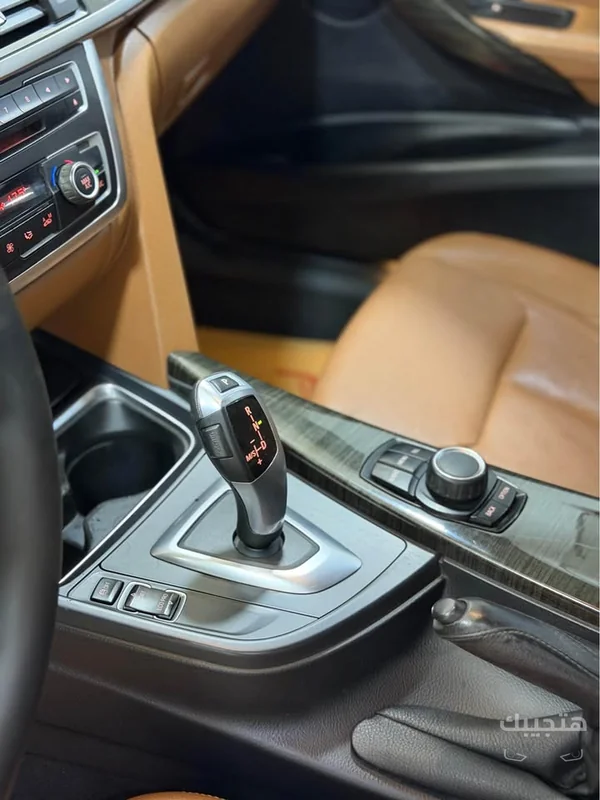 Interior view of 2013 BMW 320i