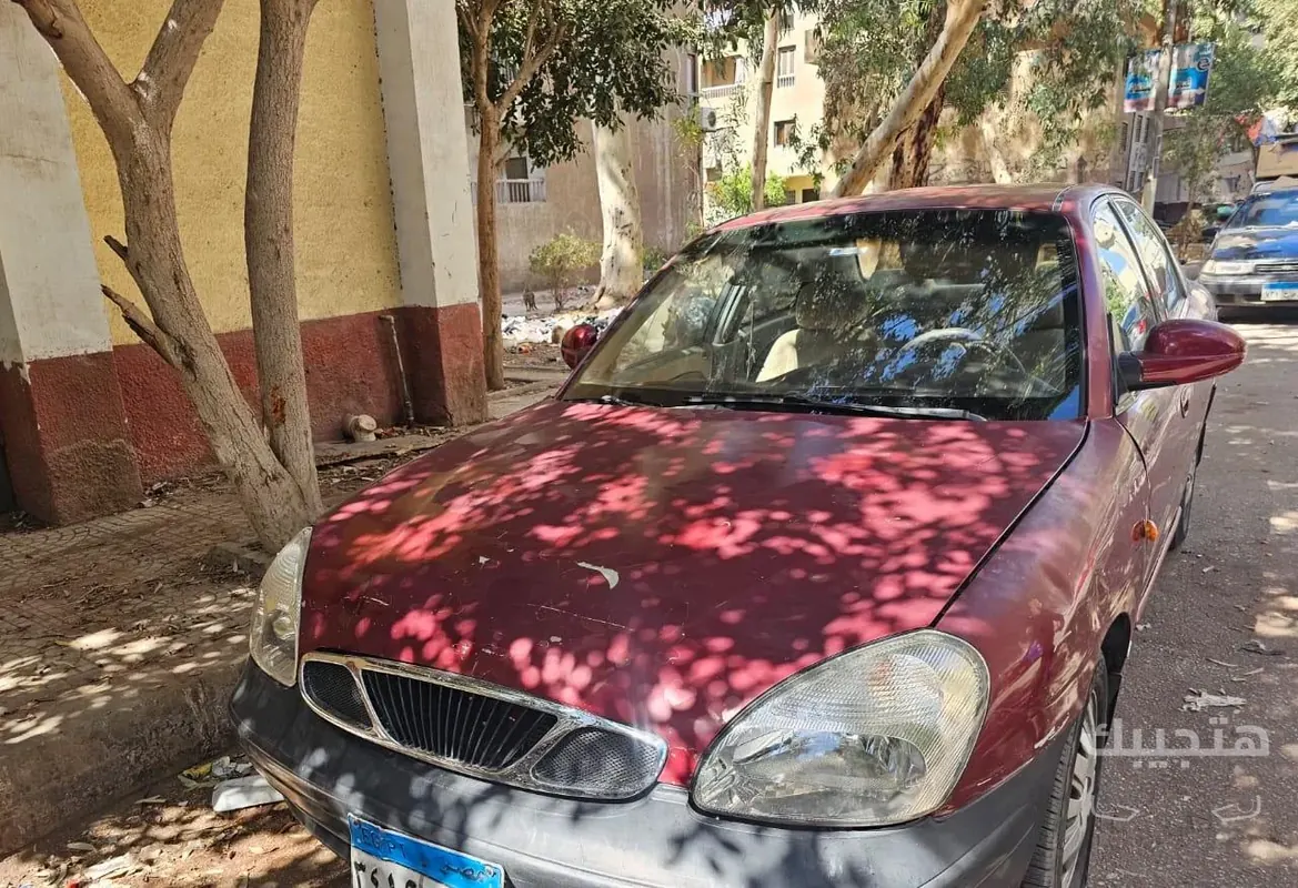 Front view of 2004 Daewoo Nubira 2