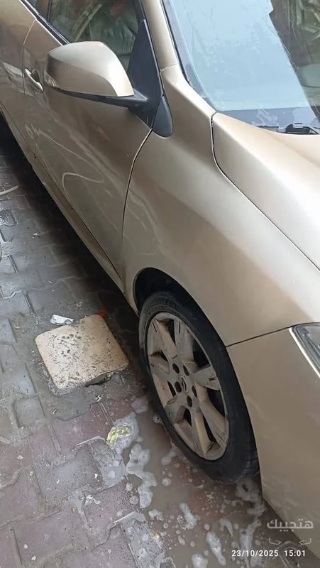 side view of 2015 Renault Fluence