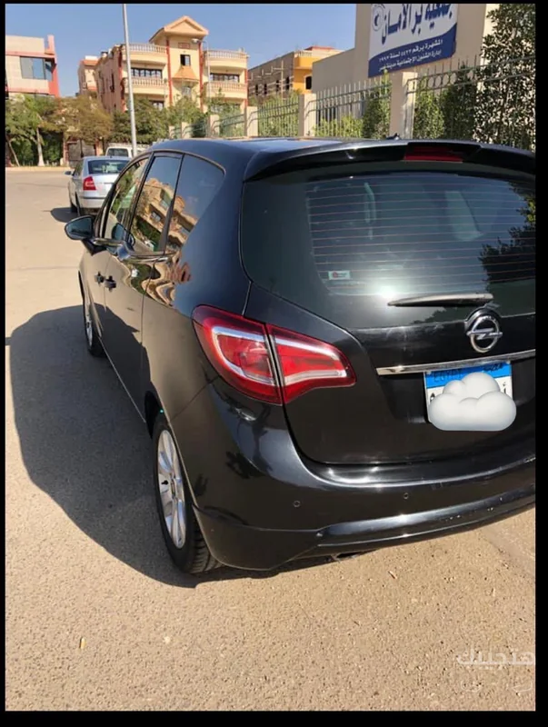 Rear and side view of 2016 Opel Meriva