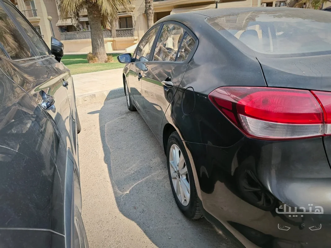 side and rear view of 2018 Kia Cerato