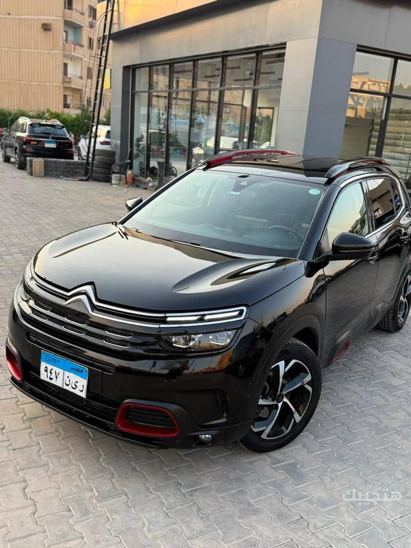 Front and side view of 2022 Citroën C5 Aircross