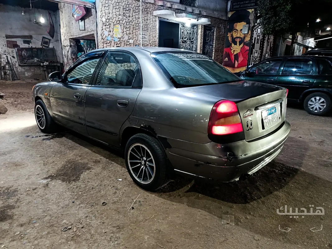 Rear and side view of 2001 Daewoo Nubira 2