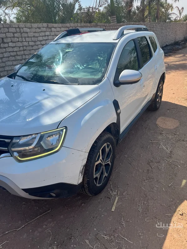 Front and side view of 2021 Renault Duster