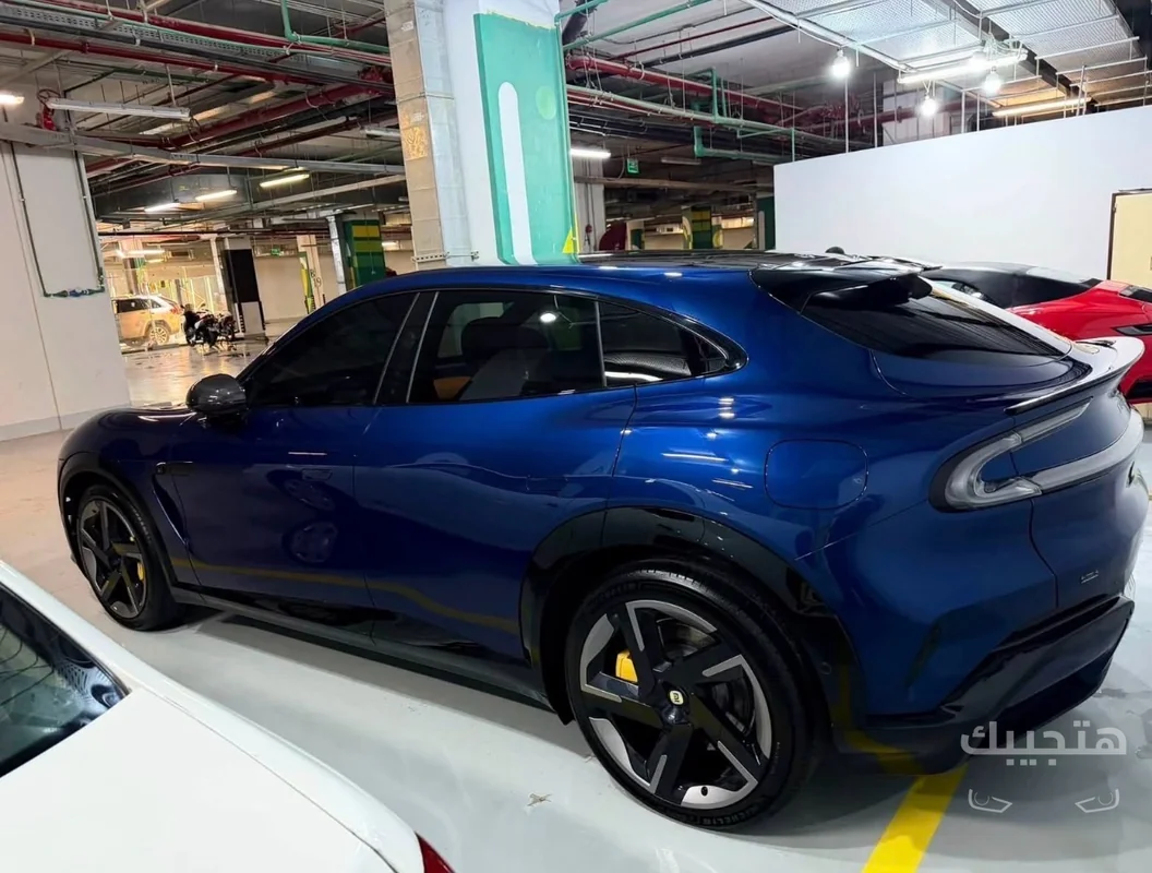 side view of 2025 Xiaomi YU7