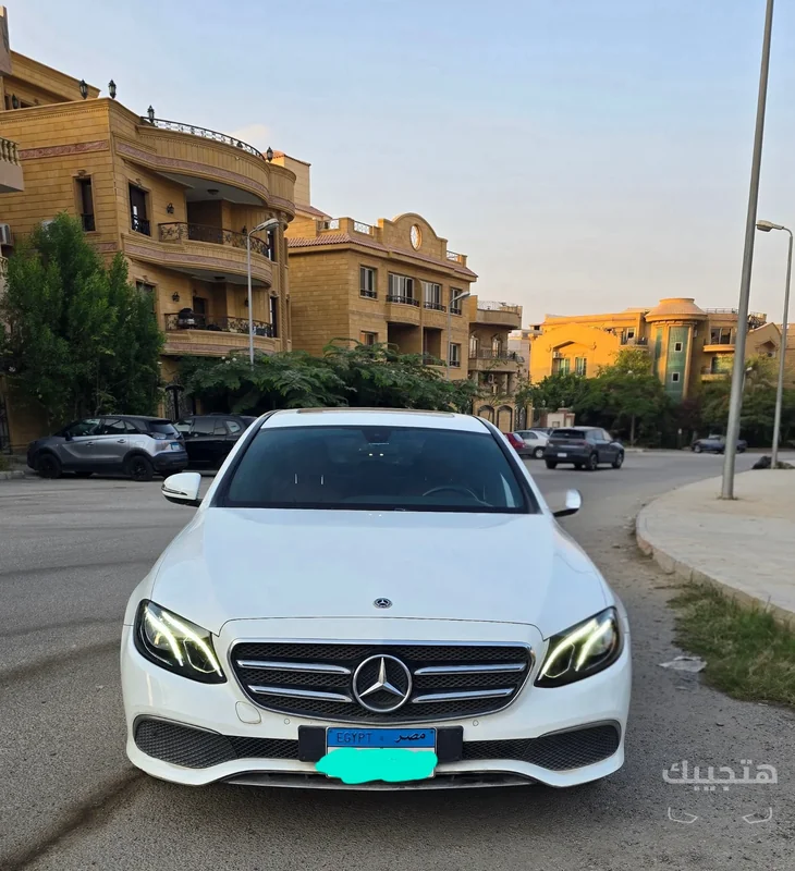 منظر أمامي لسيارة مرسيدس بنز إي 200 موديل 2026