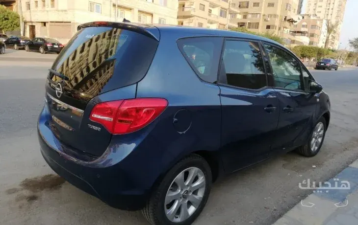 Rear view of 2016 Opel Meriva