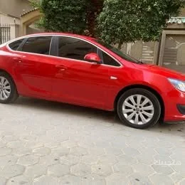 منظر جانبي لسيارة أوبل أسترا موديل 2016