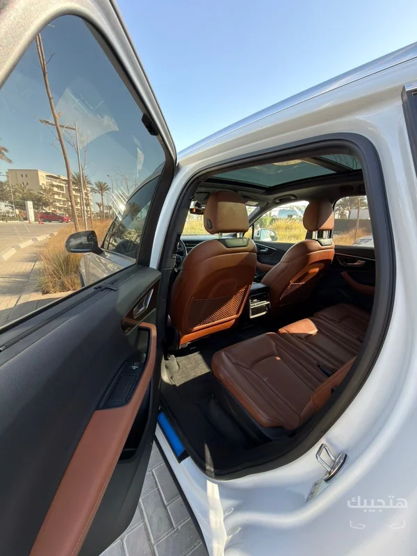 Interior view of 2024 Audi Q7