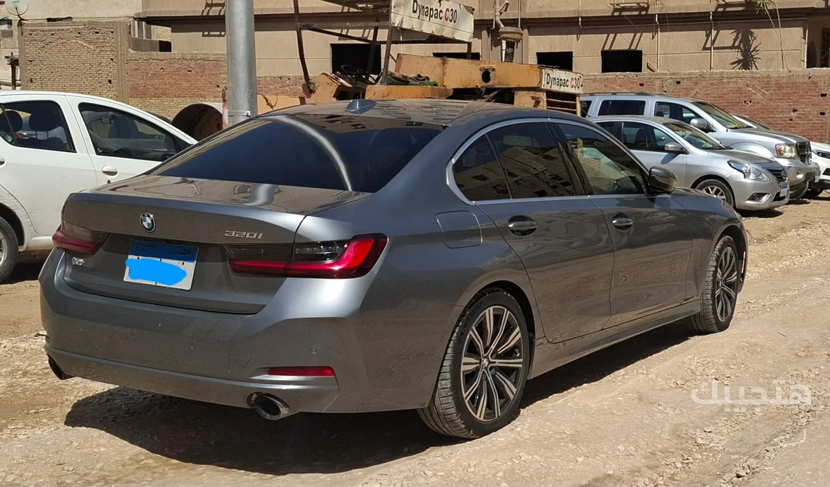 منظر خلفي وجانبي لسيارة بي إم دبليو 320آي موديل 2024