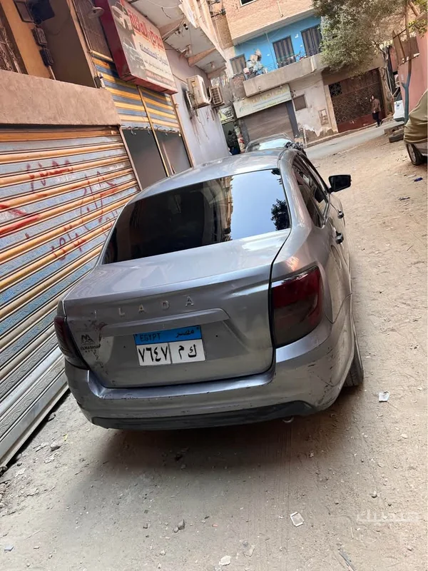 منظر خلفي وجانبي لسيارة لادا جرانتا موديل 2020