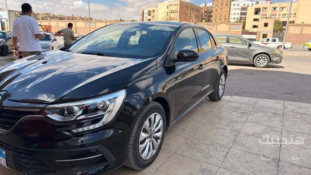 side view of 2022 Renault Megane