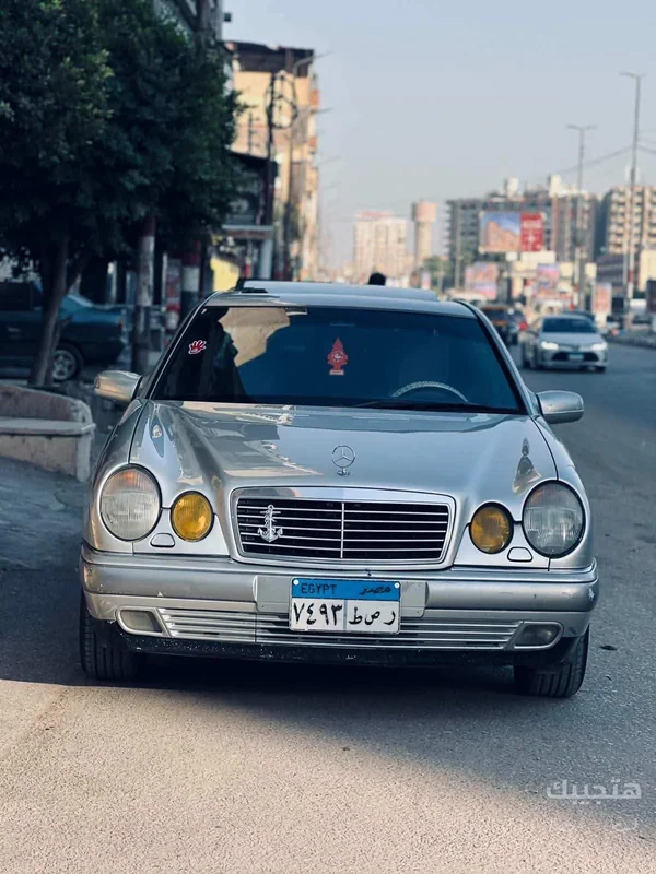 Front view of 1996 Mercedes-Benz E200
