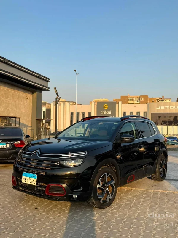 Front and side view of 2022 Citroën C5 Aircross