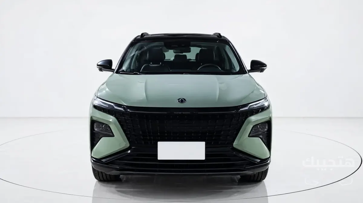 Front view of 2024 Dongfeng Huge