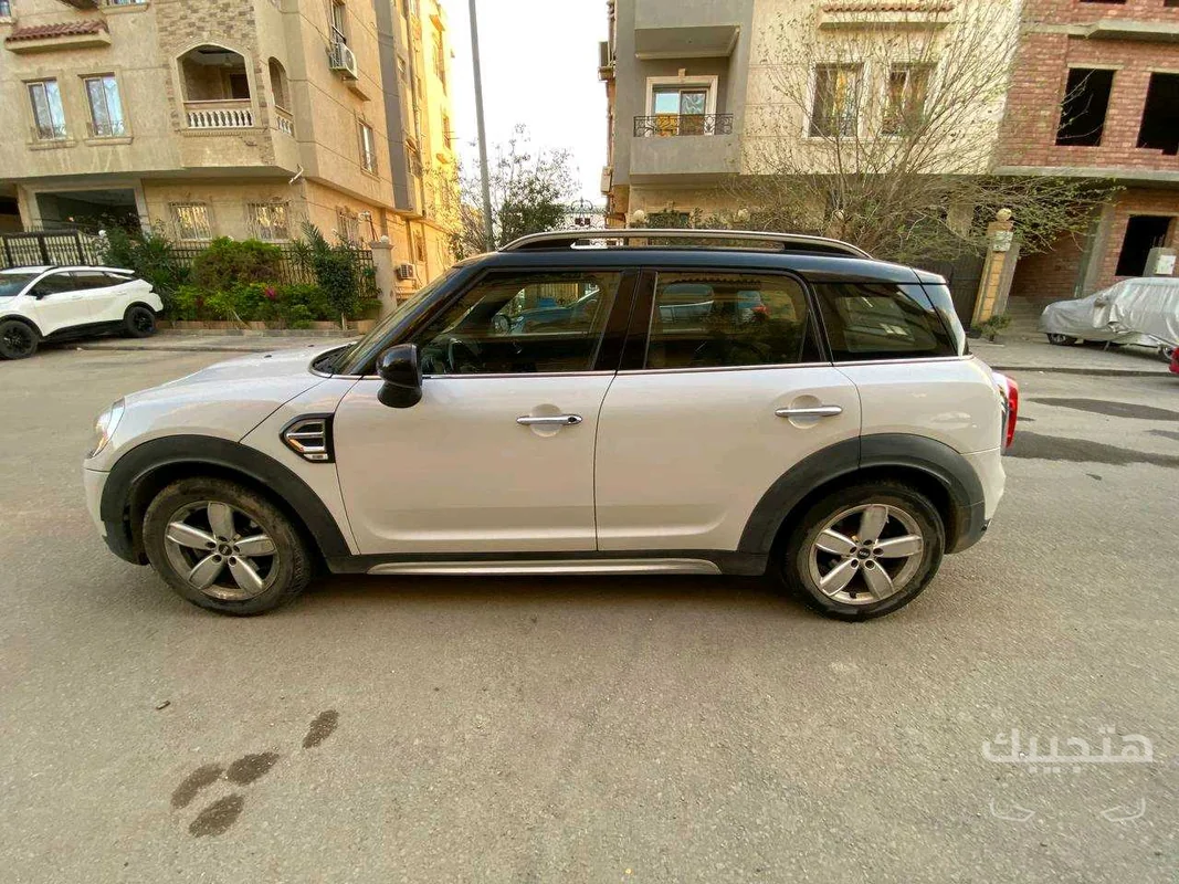 side view of 2018 Mini Countryman