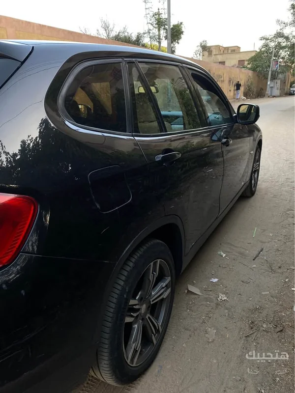 side view of 2012 BMW X1
