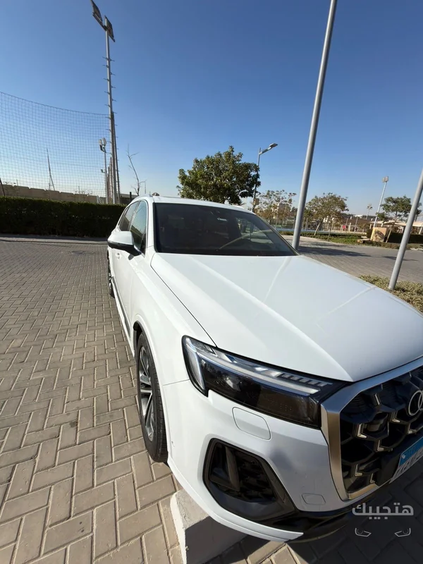 Front and side view of 2024 Audi Q7